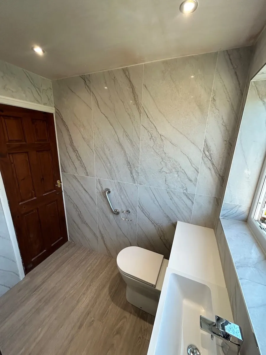 Marble-effect walls from the door to the window