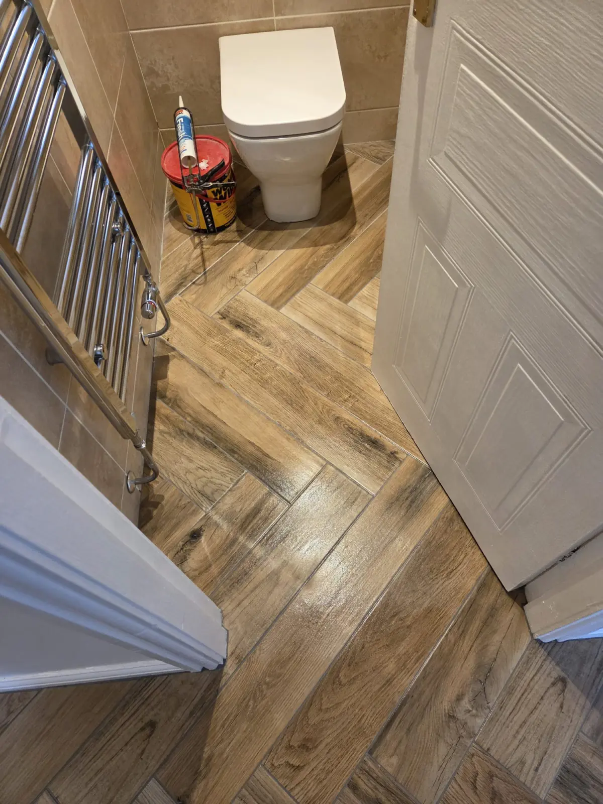 Kitchen floor, carried through the hall and WC: photo 2 of 4