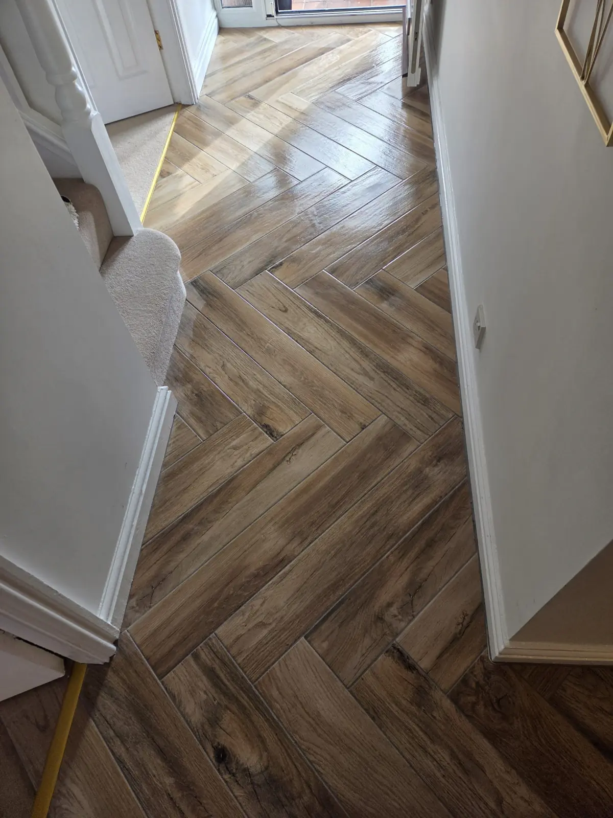 Kitchen floor, carried through the hall and WC: photo 4 of 4