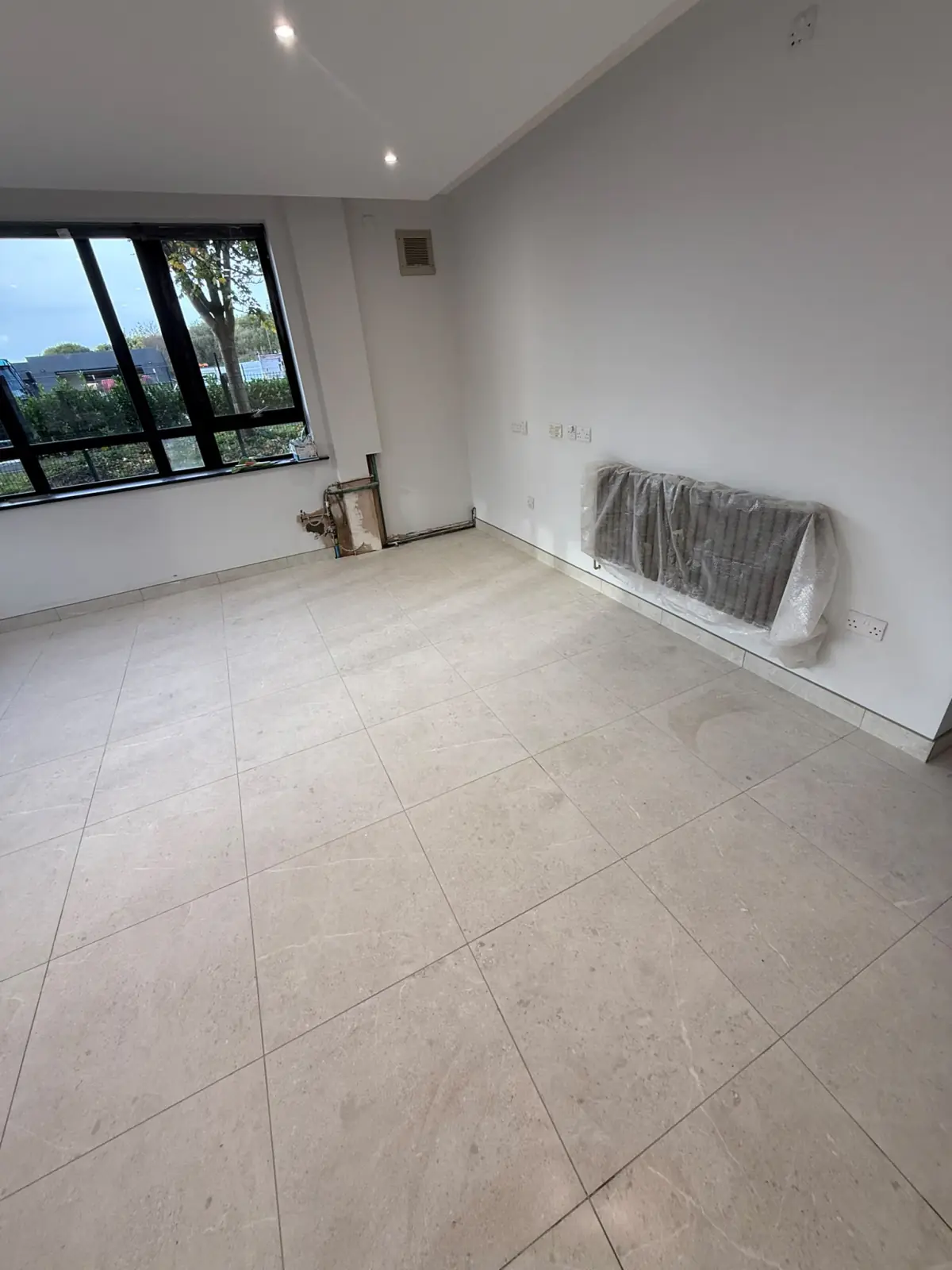 Open office floor in Unika Light with greige grout