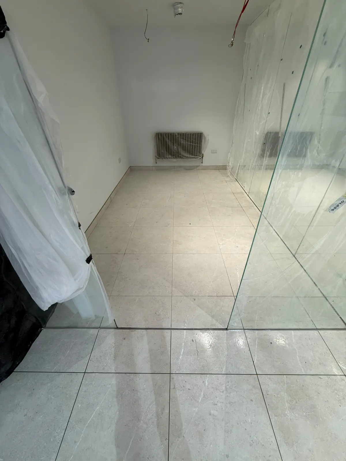 Floor running on under a frameless glass partition into a meeting room