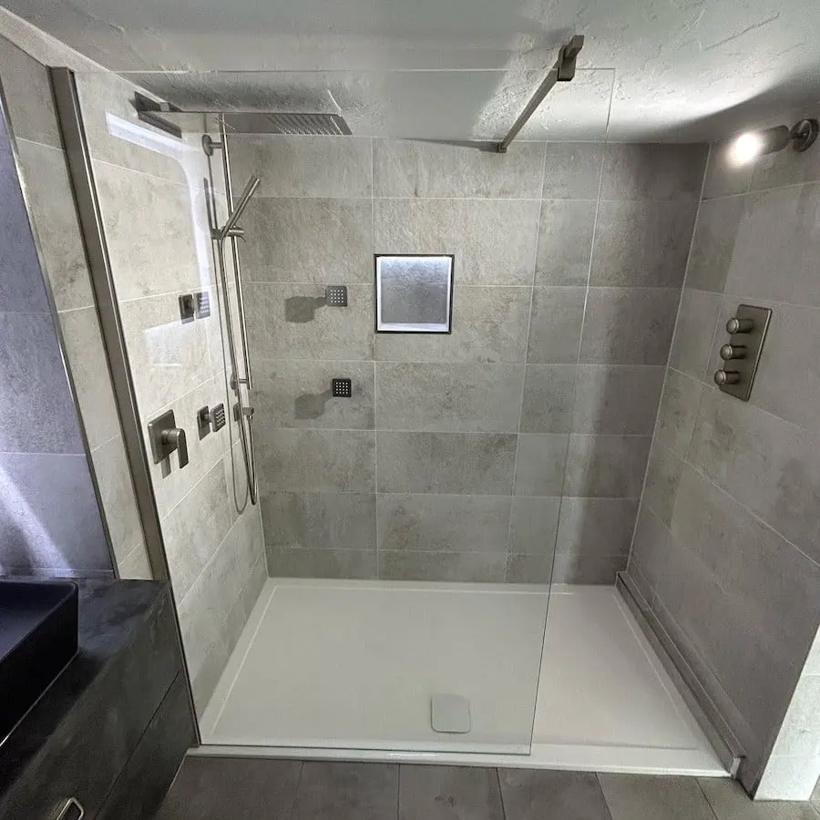 Low-profile tray and lit niche