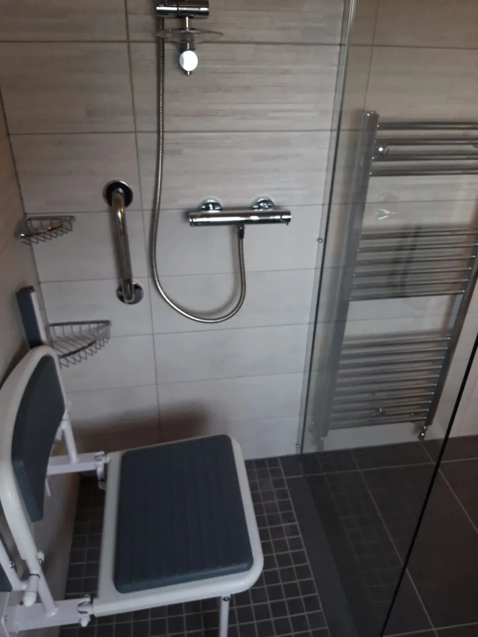 Level-access wet room shower enclosure