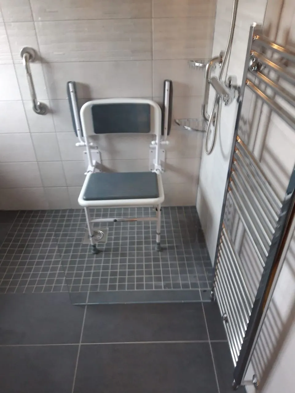 Level wet room floor tiling