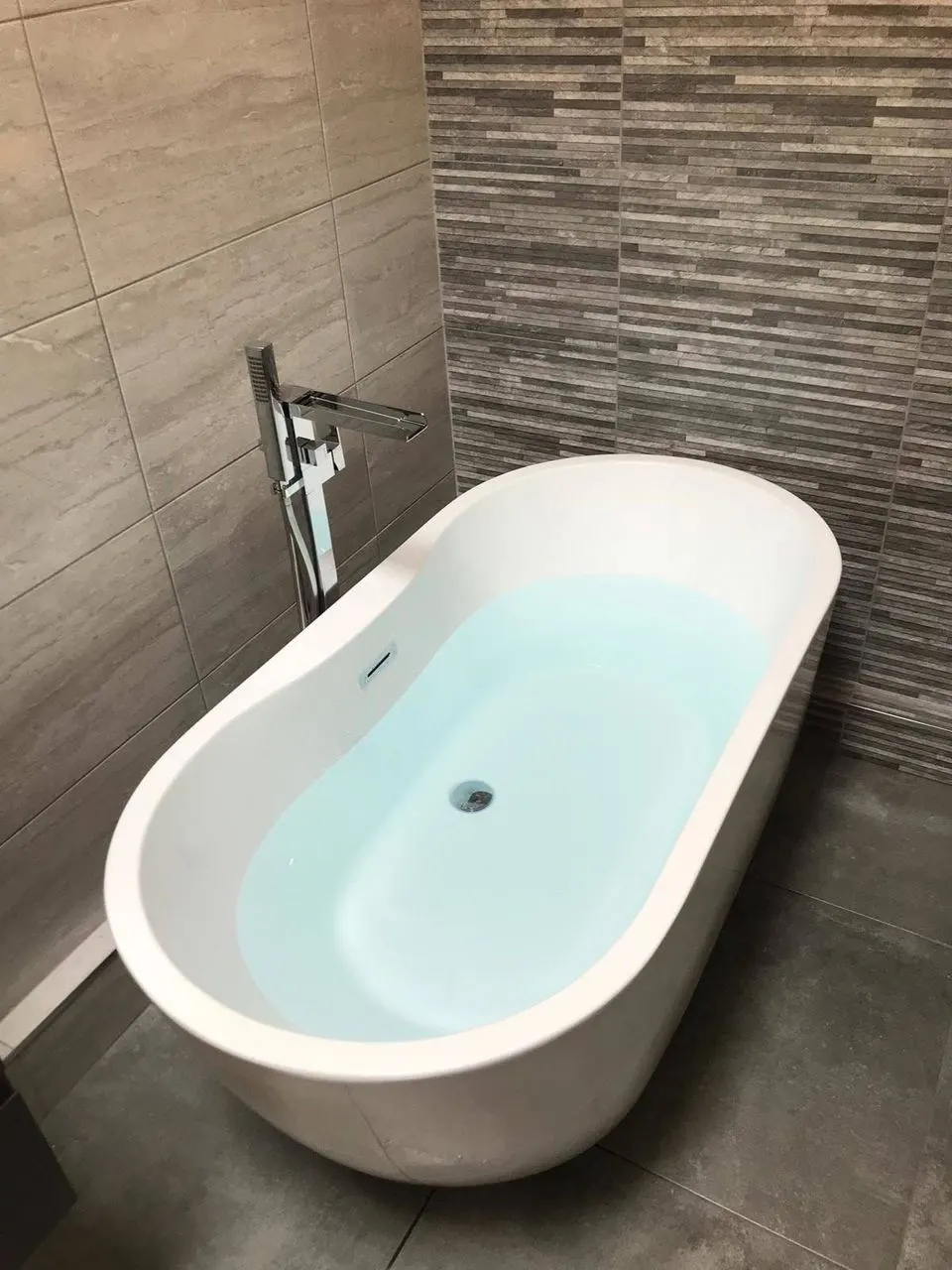 Contemporary bathroom with a feature wall