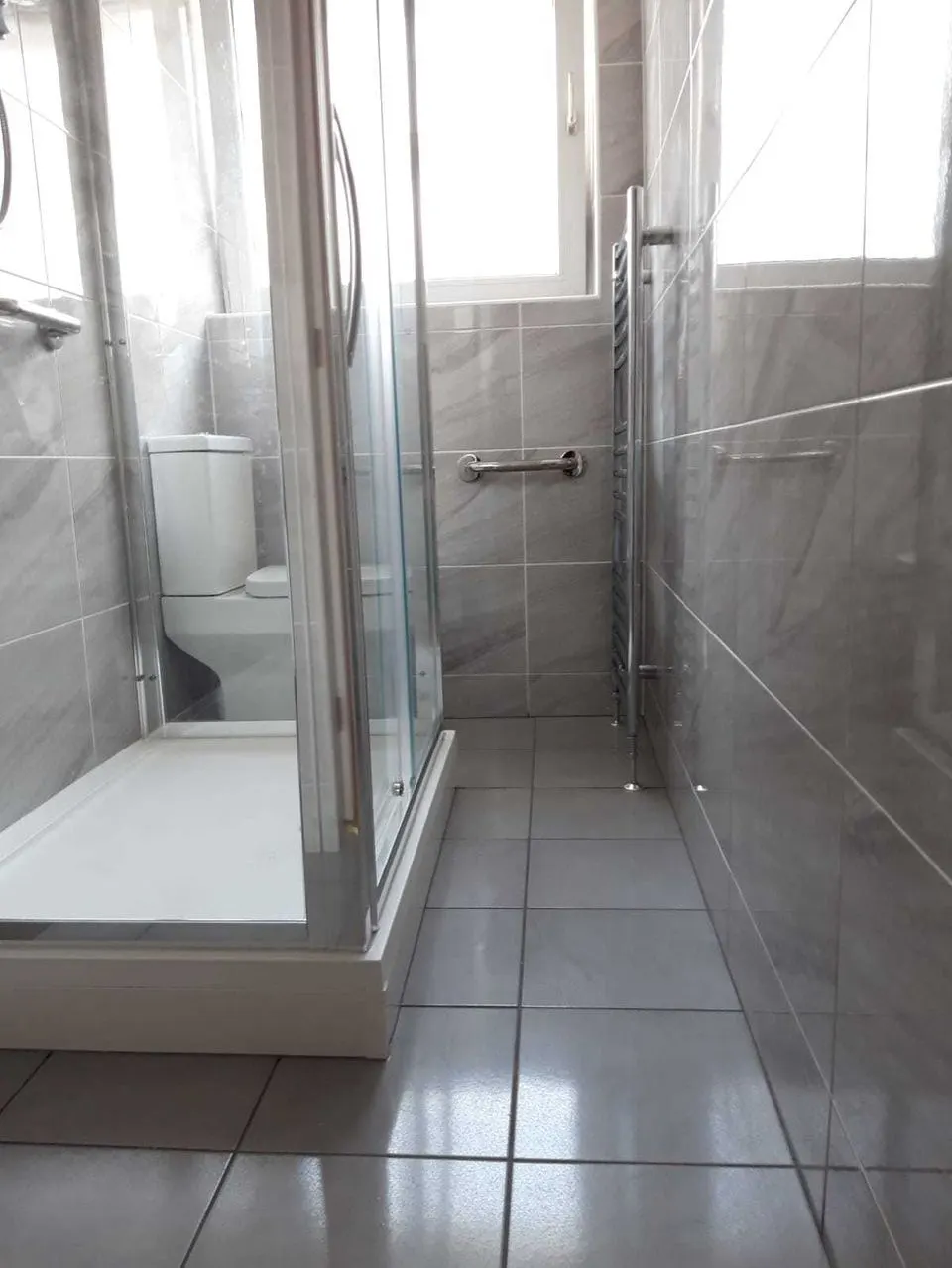 Bathroom tiled around an unusually shaped room