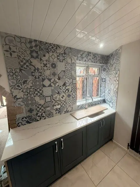 Patterned blue tiling behind a kitchen run