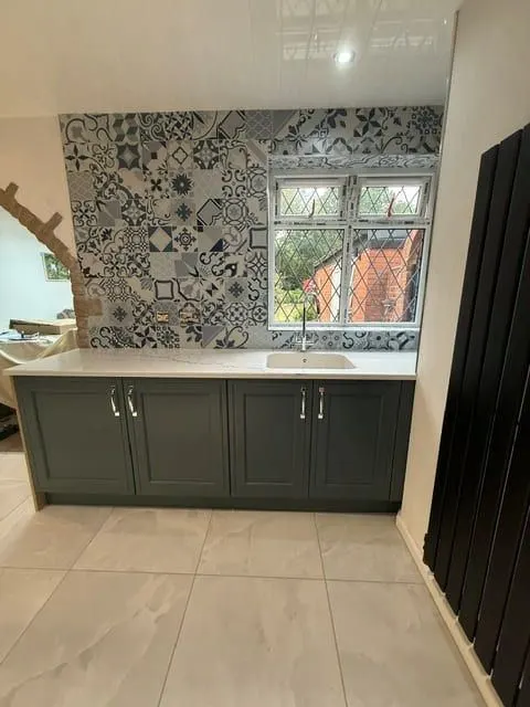 Patterned tiled wall carried along the sink run